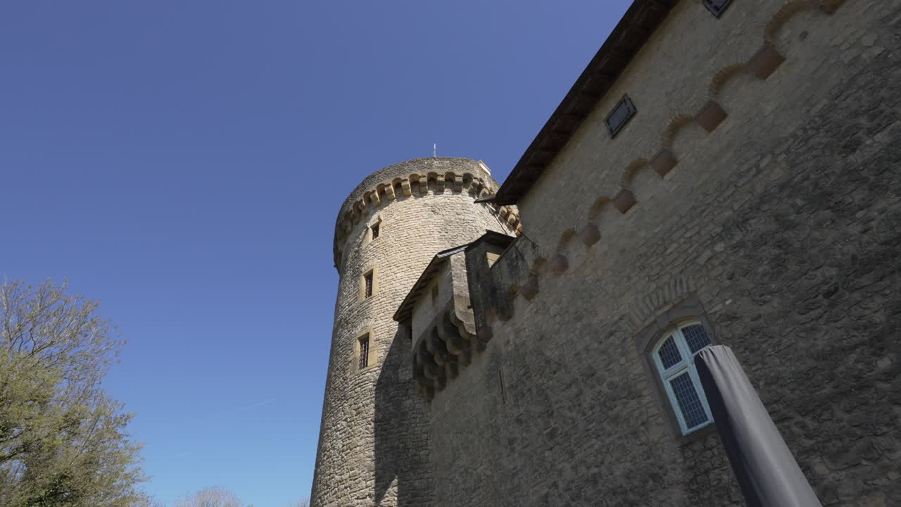 Mura di fortificazione medievali dell'emblematico Castello di Malbrouck in Mosella, Francia.