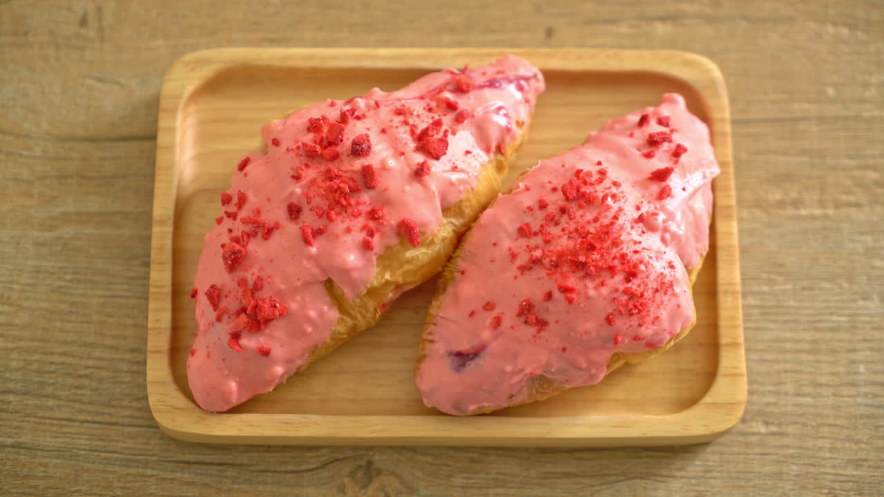 딸기 초콜릿 소스와 함께 크로아산