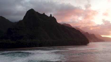 imágenes aéreas dramáticas de la puesta de sol rosa en el famoso parque haena y el sendero kalalau por la costa de napali