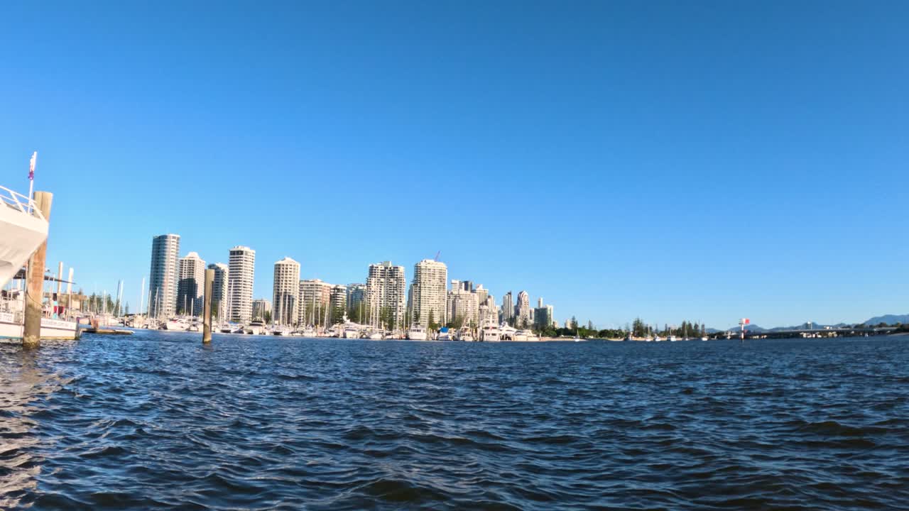 골드 코스트 스카이라인을 지나가는 배