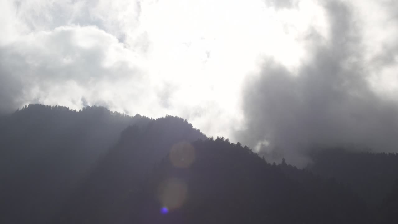 백라이트의 구름과 산, isola di cevo, 브레시아, 이탈리아