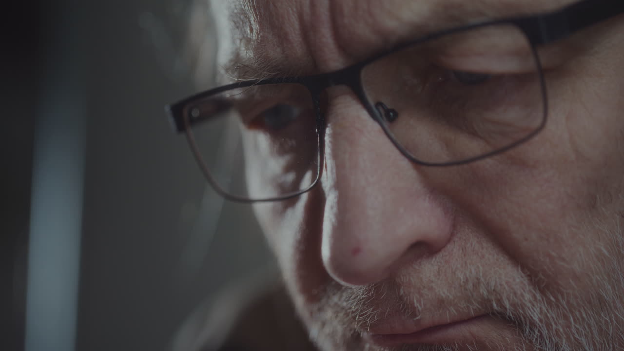 el espía escucha grabaciones discretas.