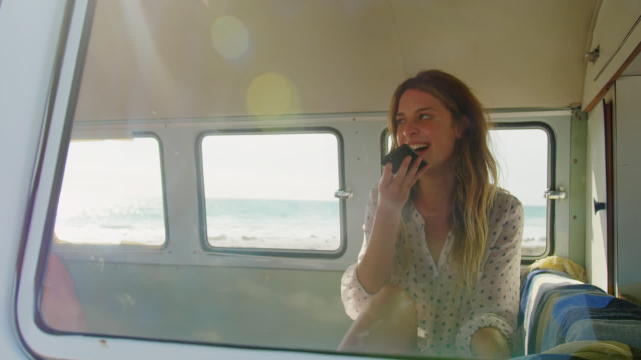 mujer joven hablando en teléfono móvil 4k