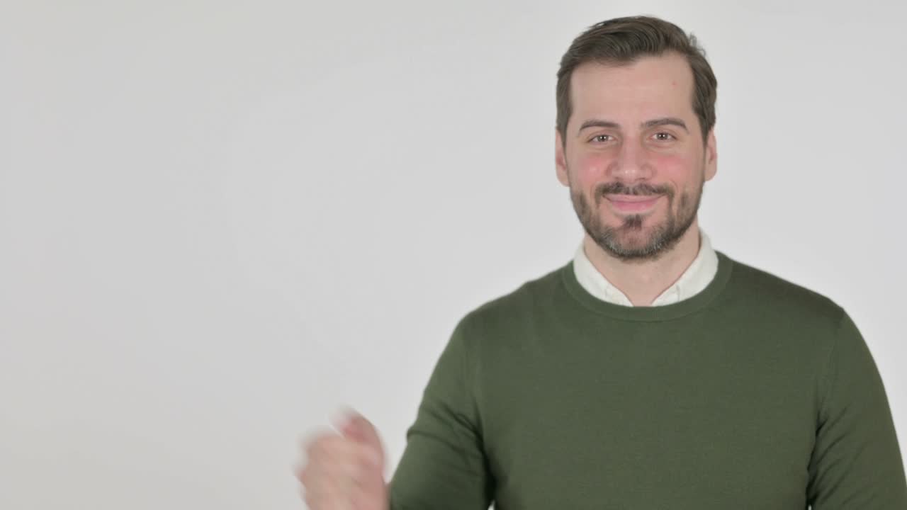 hombre con producto en la mano, fondo blanco