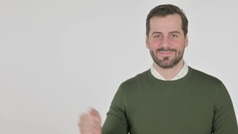 hombre con producto en la mano, fondo blanco