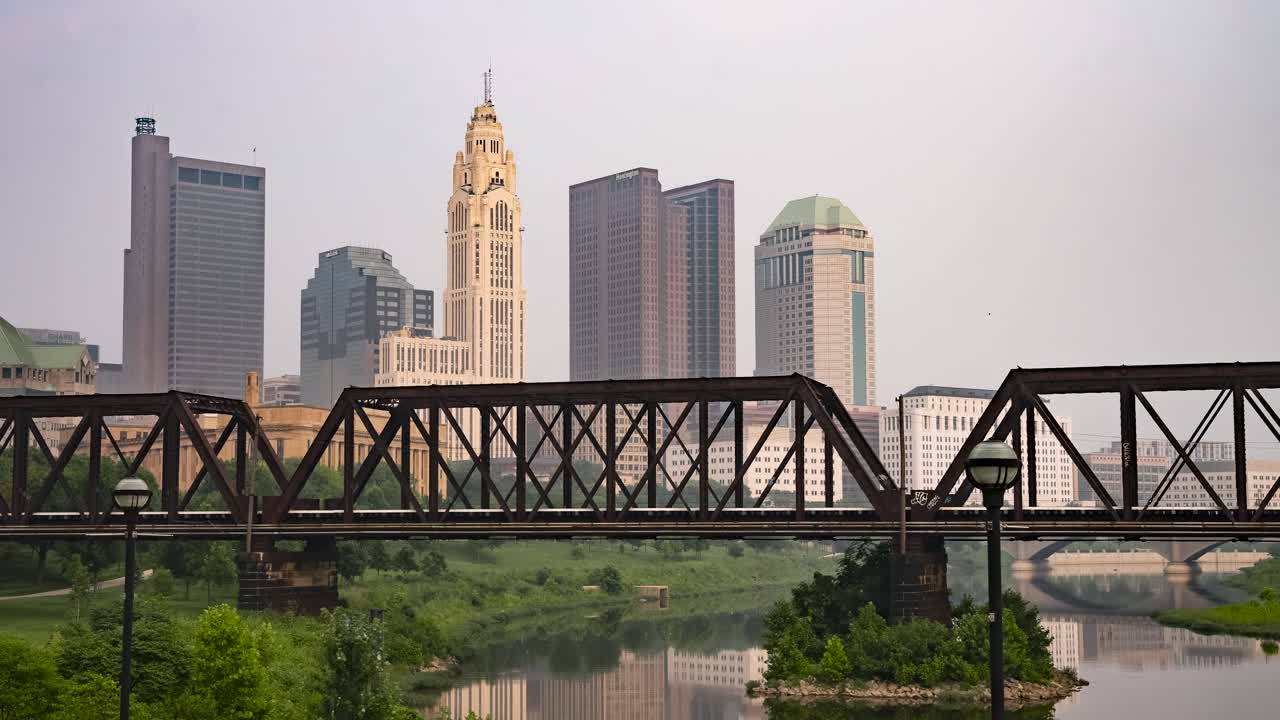 콜럼버스 오하이오의 스카이라인의 타임  ⁇ 스 안개가 많은 여름날
