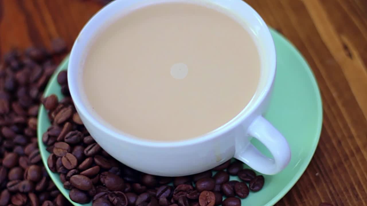 사람 없는 곳에 전시된 구운 커피 원두 스톡 영상 스톡 비디오