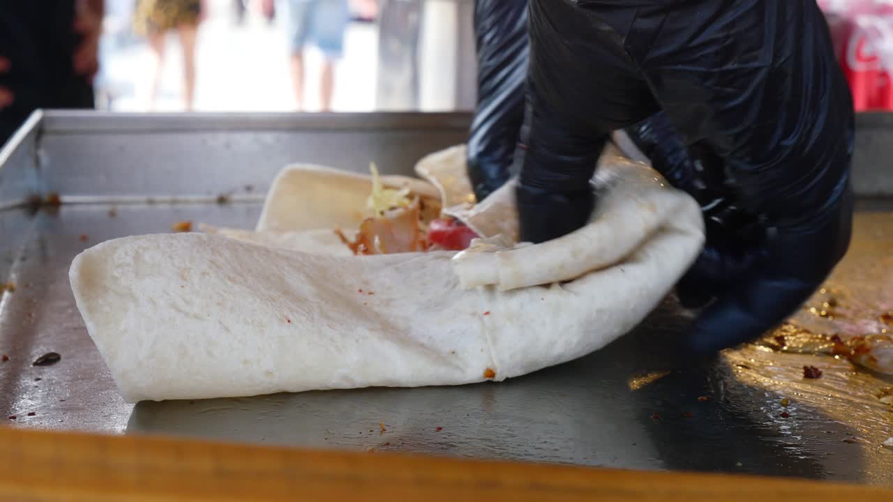 preparando un envoltorio de shawarma