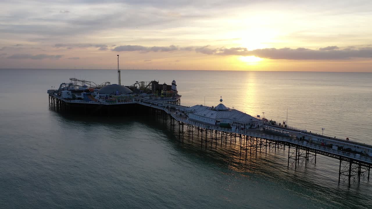 일몰 4k에서 브라이튼 부두 위로 비행