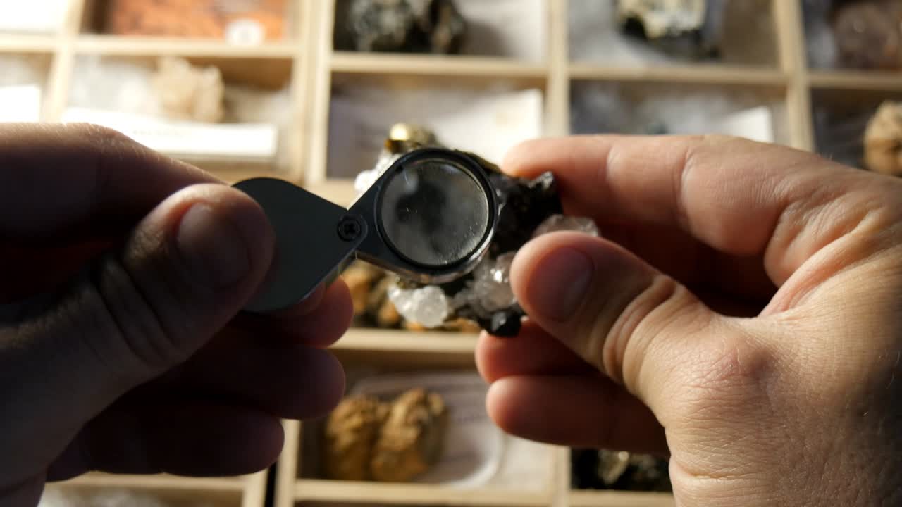 estudiante de ciencias de la tierra y geología mirando la colección de minerales de roca
