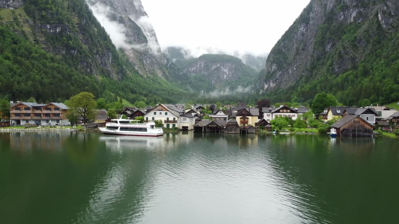 Giornata Piovosa e Mistica a Hallstatt, Austria