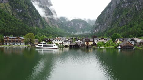 Día-Lluvioso-Místico-En-Hallstatt,-Austria