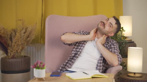hombre con dolor de cuello.