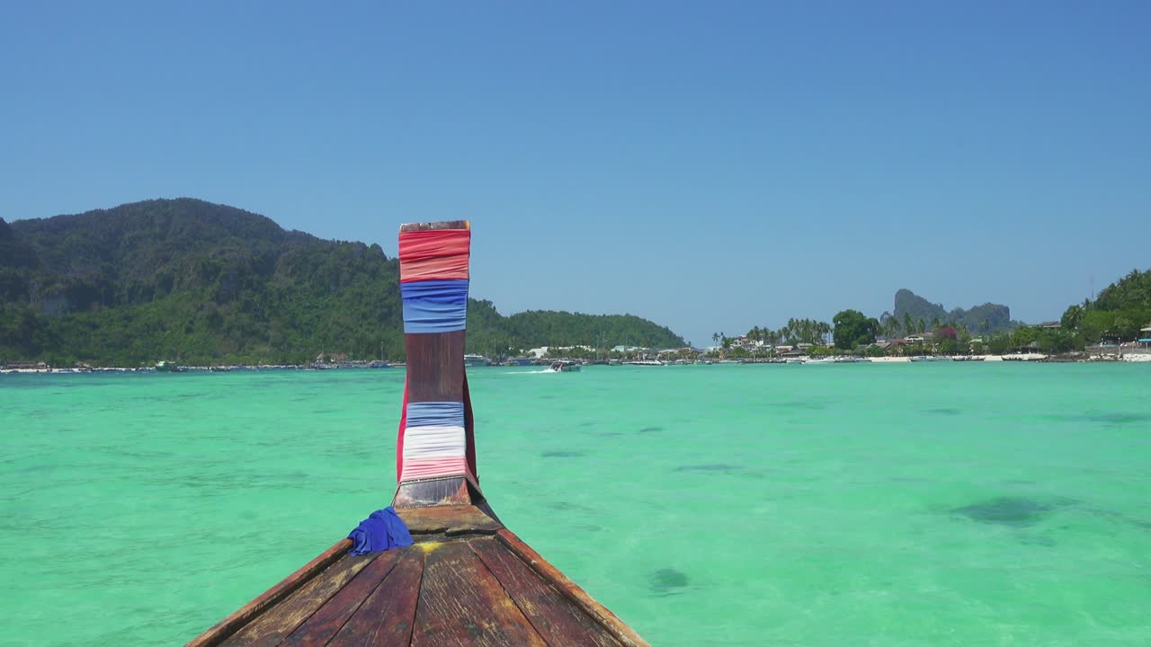 피 피 돈 섬의 만에서 배를 떠다니고 있습니다.