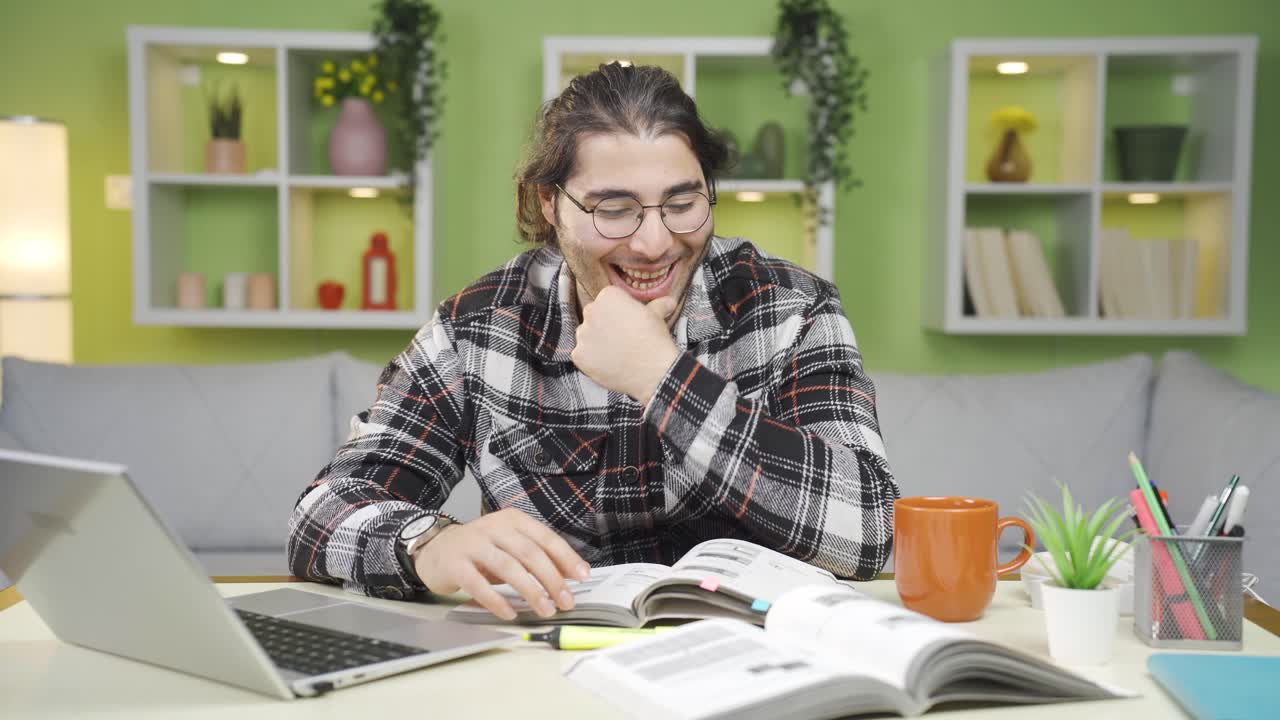 un estudiante masculino agradable y divertido estudiando.