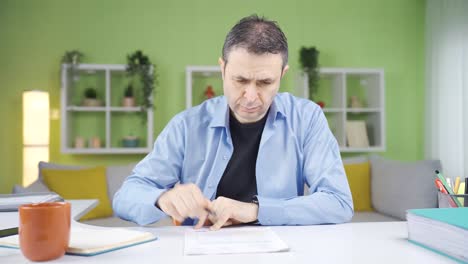 hombre leyendo y firmando el documento. pensativo.