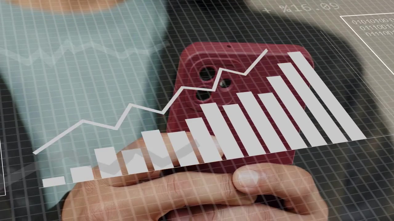 Uomo che tocca un telefono rosso in primo piano, facendo cambiare l'interfaccia utente dei dati, mostrando grafici a torta o a barre o a linee durante la raccolta.