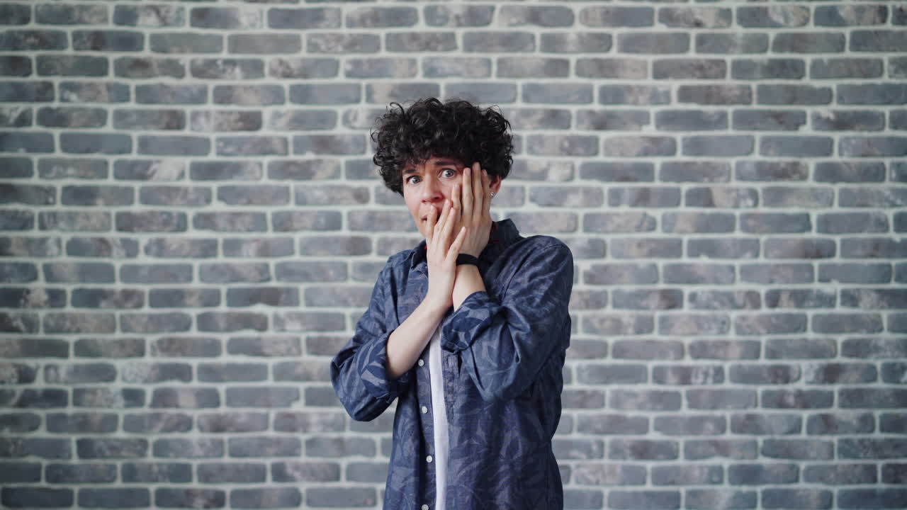 Hombre joven sorprendido