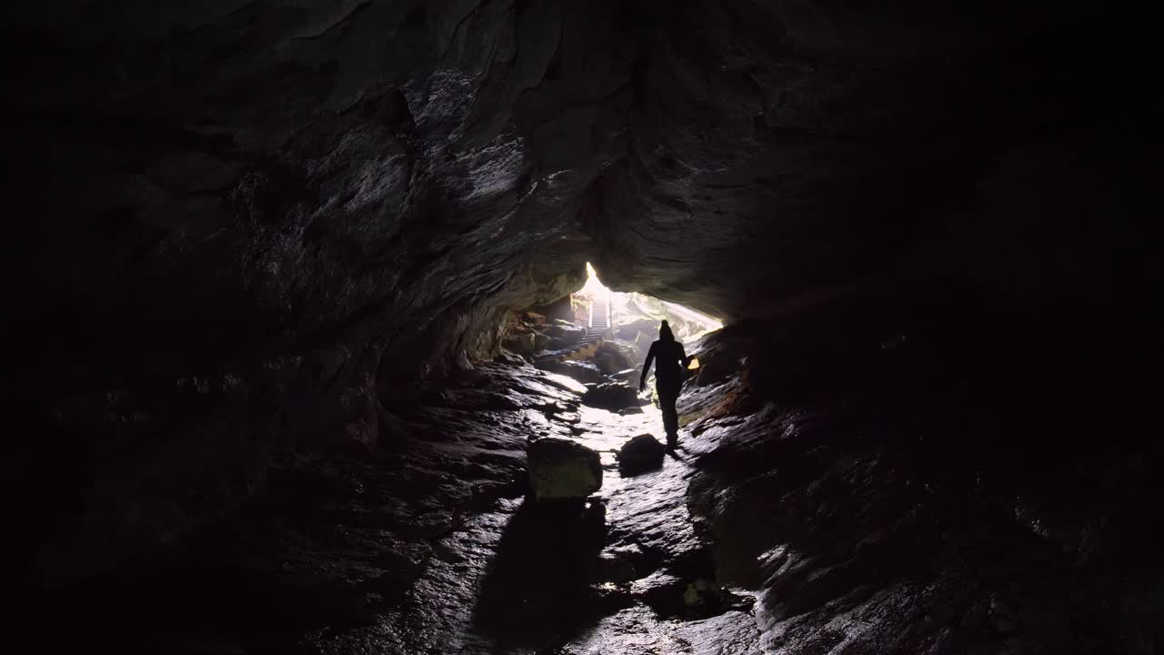 정적, 럭스모어 동굴 출구를 향해 걸어가는 사람, 케플러 트랙 뉴질랜드