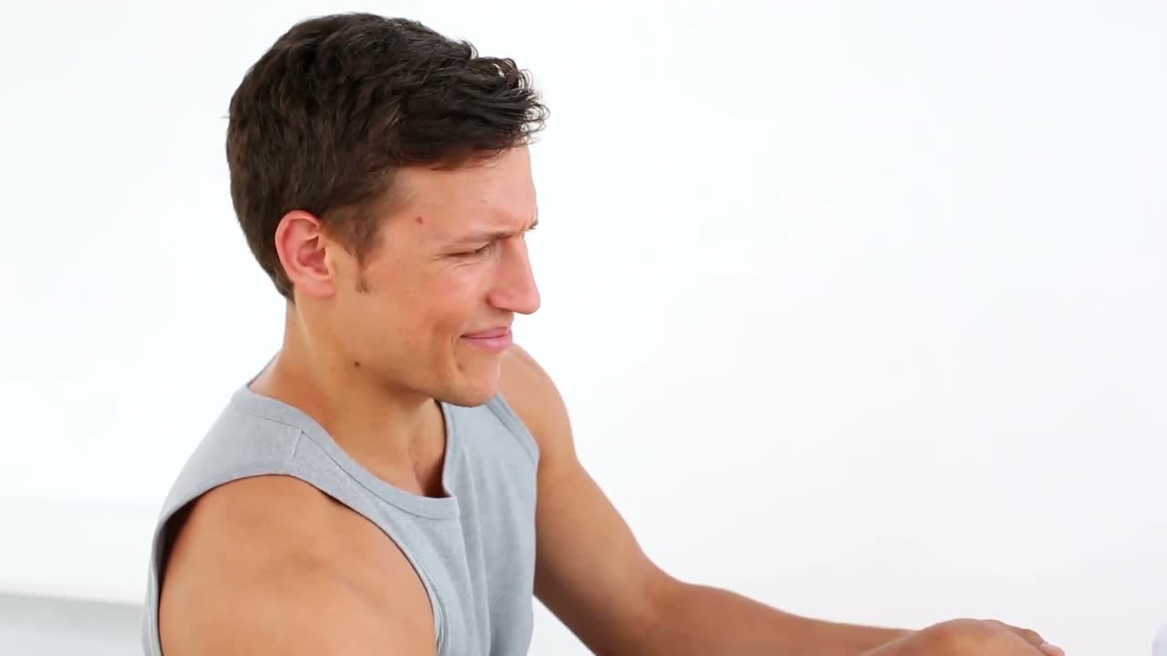 부상을 당한 운동 선수가 통증으로 눈을  ⁇ 푸리고 있습니다.