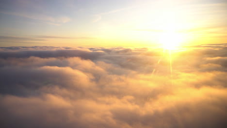 sonnenaufgang oder sonnenuntergang über den wolken