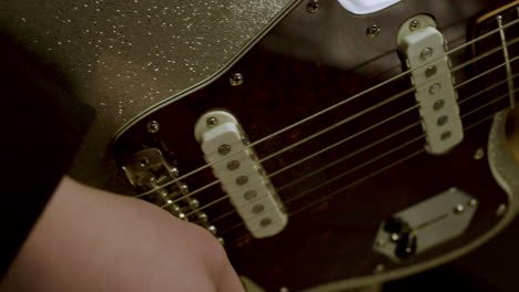 músico irreconocible en un estudio