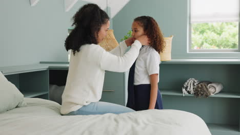 Madre,-Niña-Y-Corbata-Para-La-Escuela