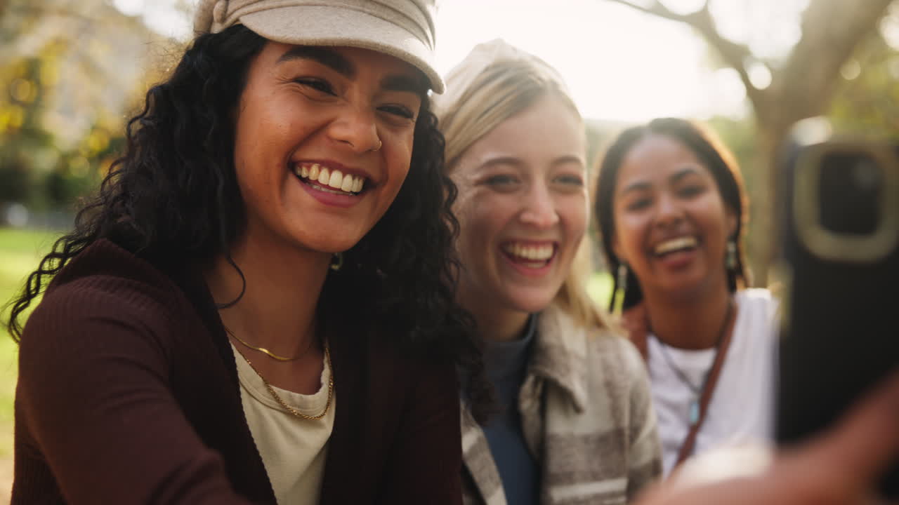 세 명의 친구들이 셀피를 찍고 있습니다.