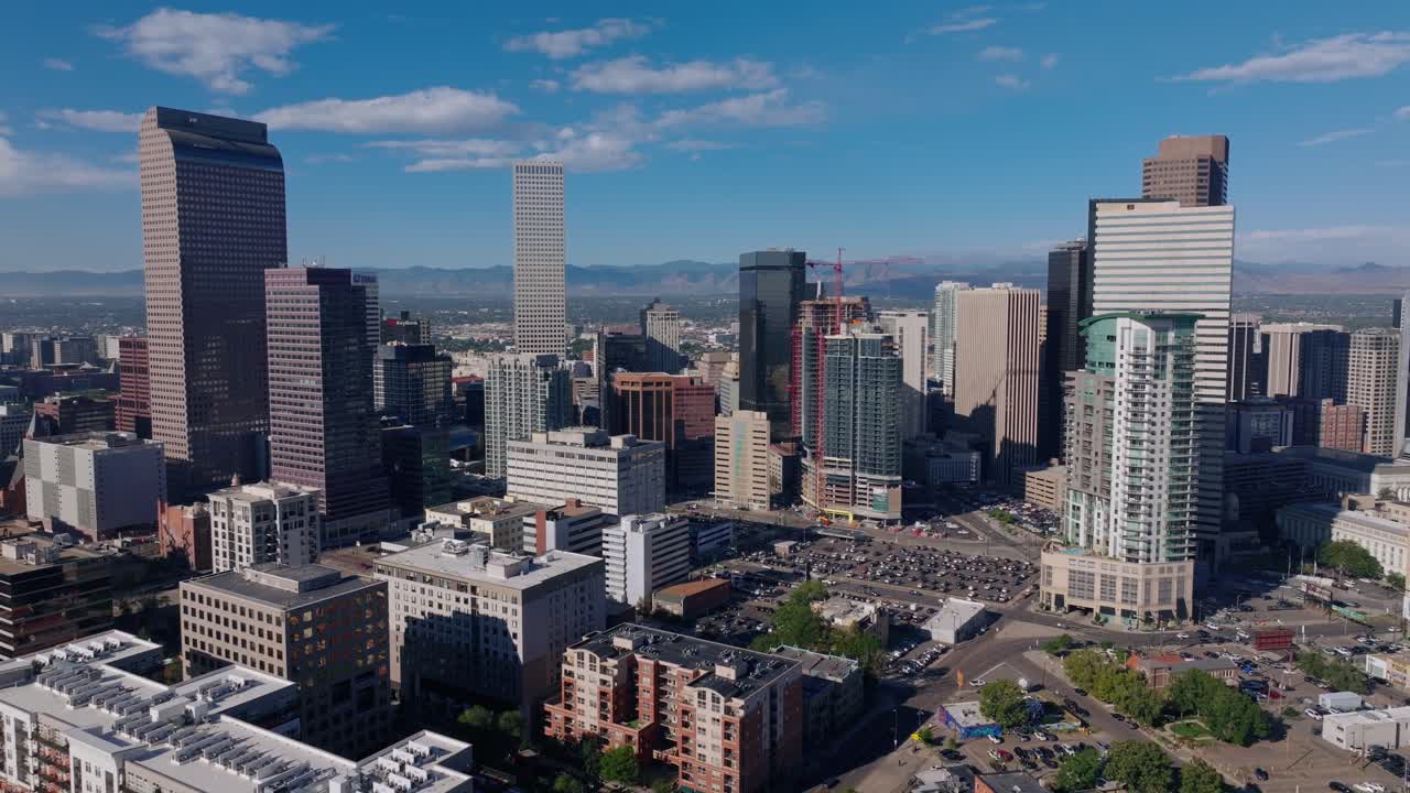 Ampia panoramica con drone attraverso il centro città di Denver e i suoi grattacieli, Colorado, USA