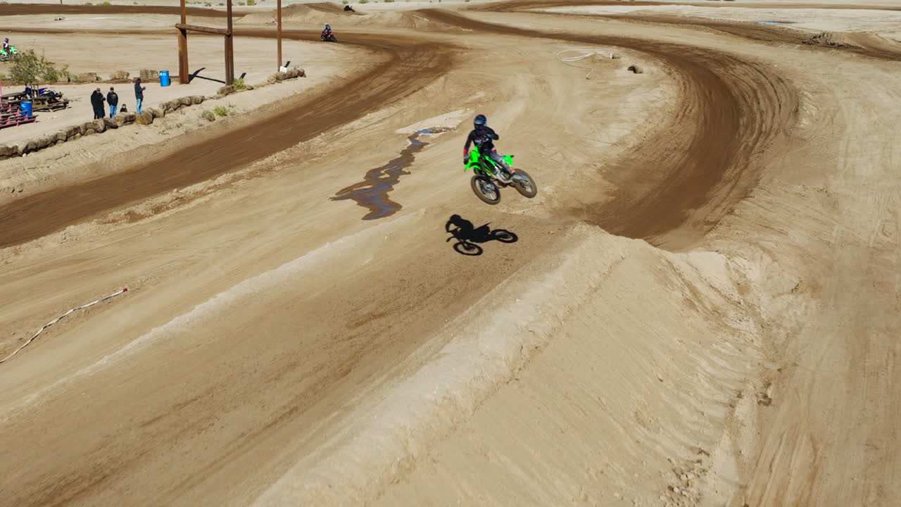 오토바이 스턴트 라이더는 흙 점프에서 높이 올라갑니다 - 슬로우 모션 공중 보기