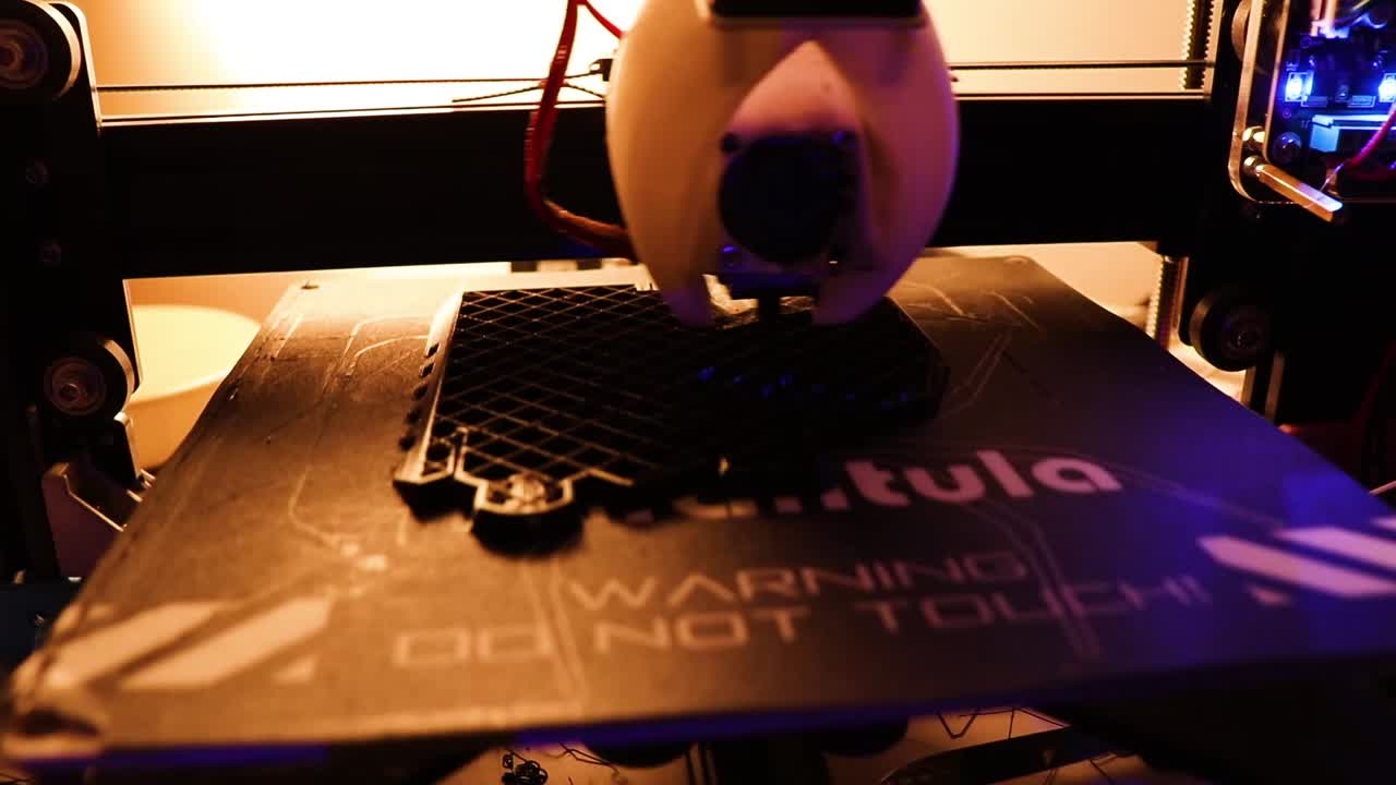 Timelapse frontale di una stampante 3D FDM che stampa un oggetto