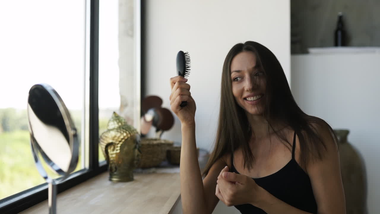 mujer preparándose junto a la ventana