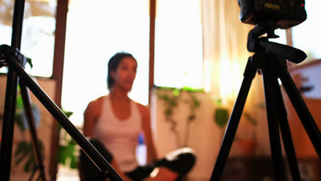 joven video blogger grabando video vlog mientras hace ejercicio 4k