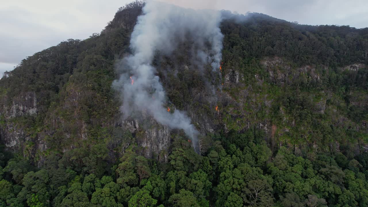 el humo de los incendios que destruyen el bosque de montaña en queensland, australia
