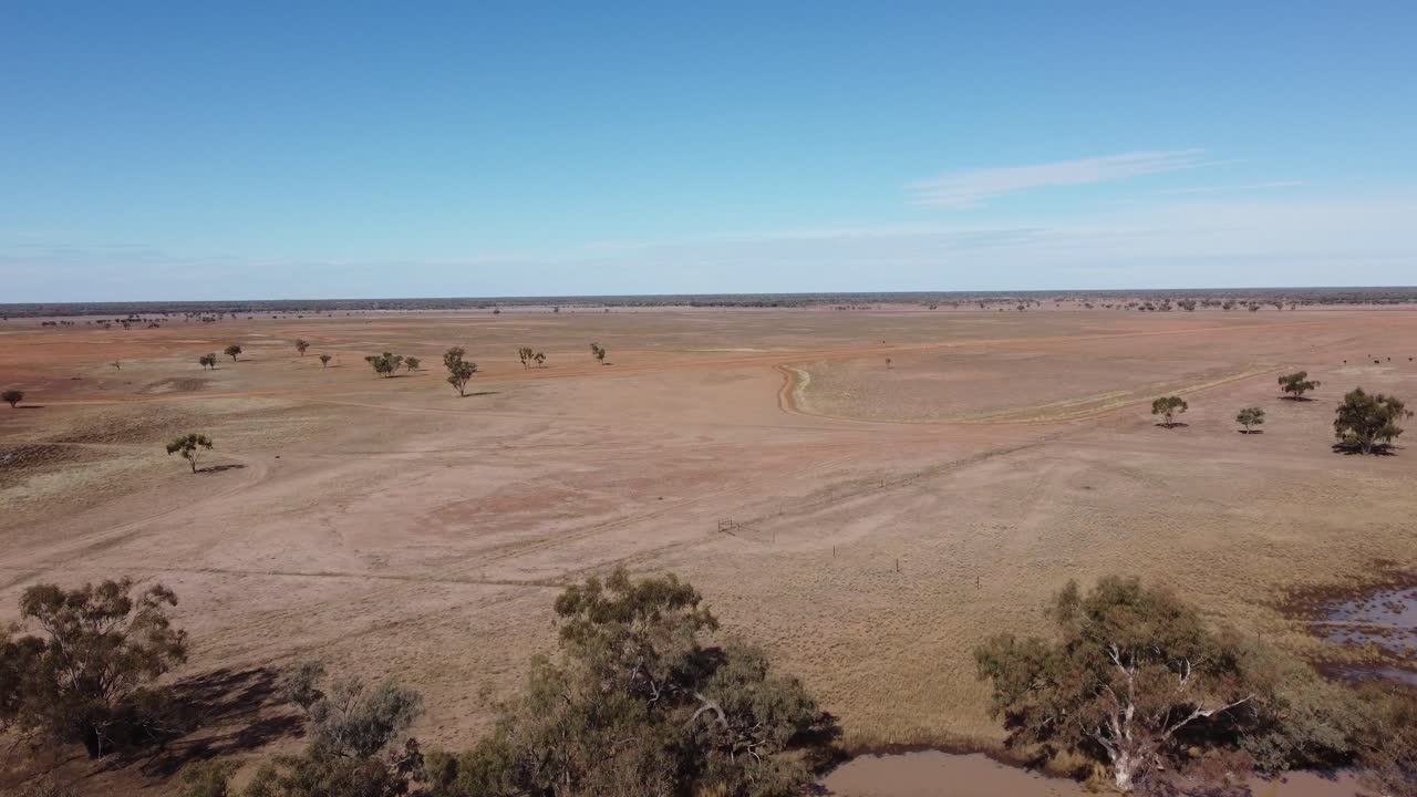 농장 위 를 날아다니는 호수 에서 시작 하는 거대 한 가축 농장 의 공중 전망