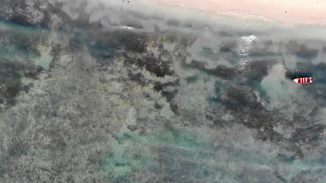 마다가스카르 세인트 마리의 얕은 암초 위를 날다