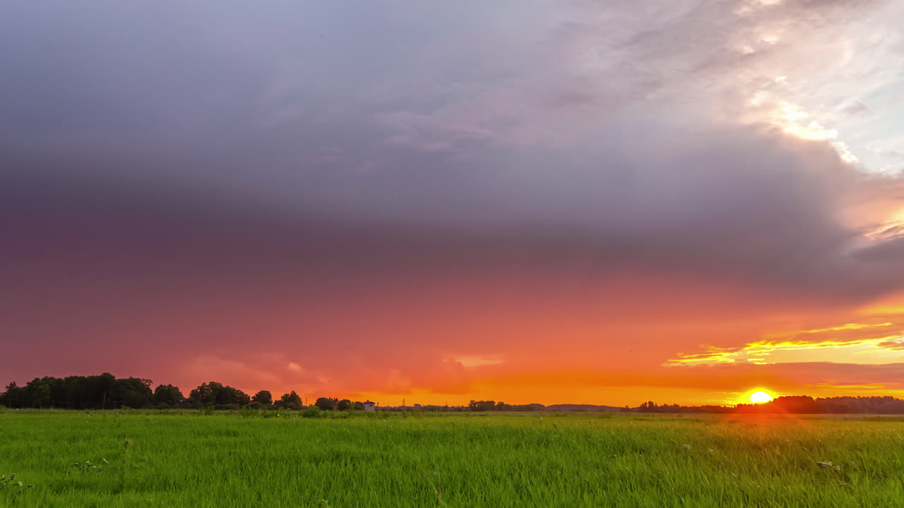 타임랩스에서 수평선 위로 아름다운 석양의 정적 보기