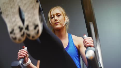 mujer en forma haciendo ejercicio en una máquina