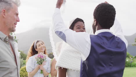 Feliz-Pareja-Casada-Afroamericana-Con-Diversos-Amigos