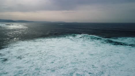 Stimmungsvoller-Strand-Mit-Schaumigen,-Rauen-Wellen-An-Einem-Stürmischen-Tag-In-Caion,-Coruna-Spanien