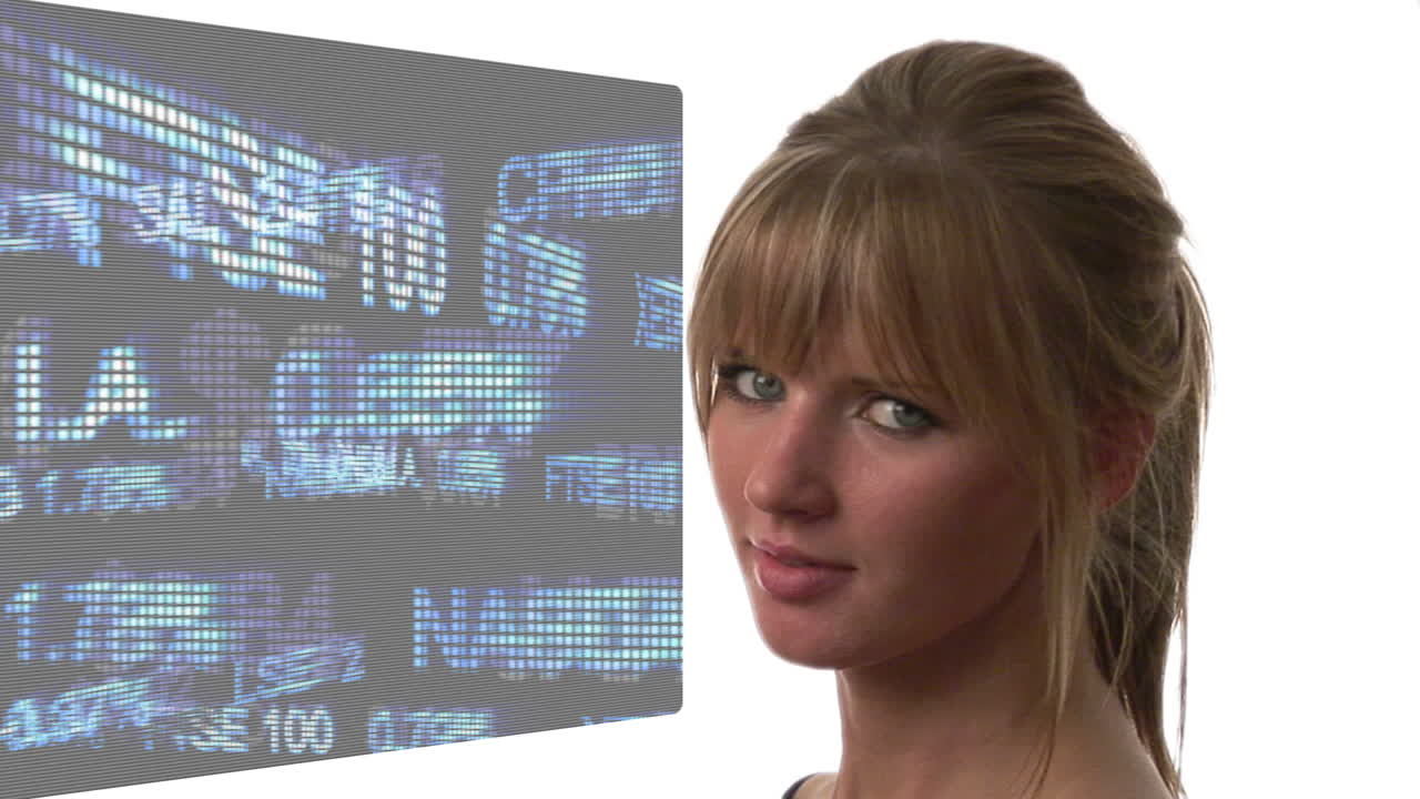 привлекательная женщина смотрит на график