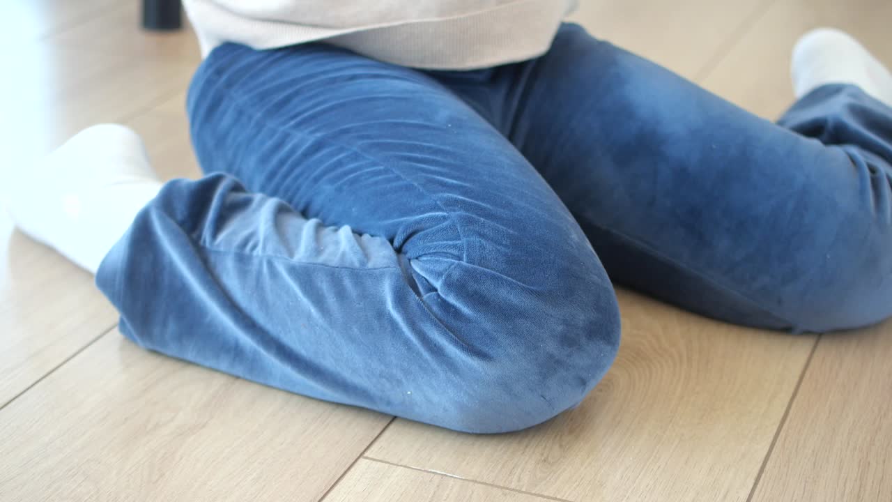 바닥에 앉아 있는 아이