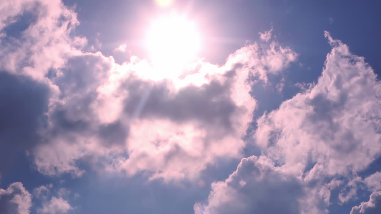 밝은 태양이 구름을 들여다보고 있습니다.