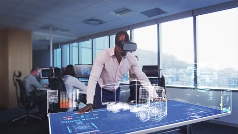 animation eines geschäftsmannes, der ein vr-headset mit einem 3d-plan auf einem tisch trägt