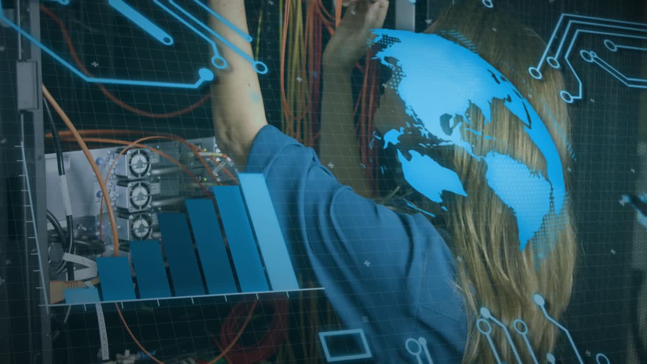 анимация круглого сканера и обработки данных над кавказской женщиной-инженером, работающей в серверной комнате