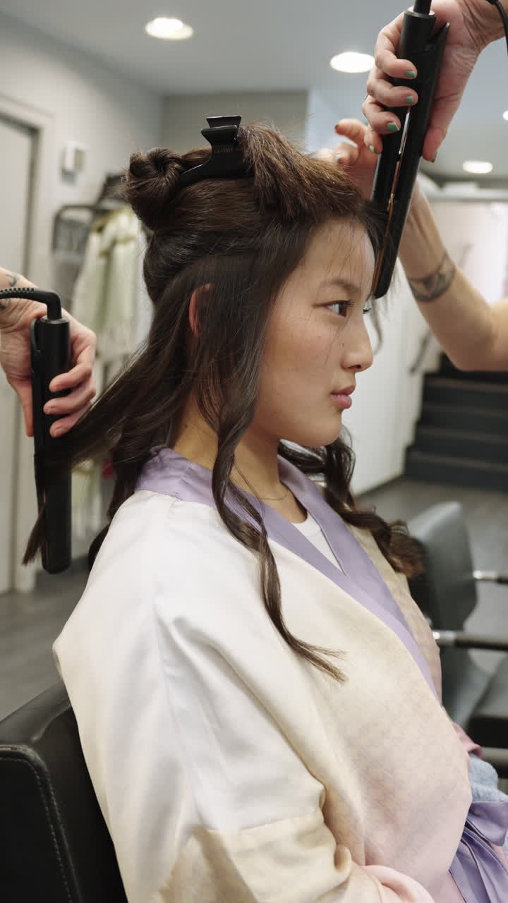 여자 가 미용실 에서 헤어 스타일링 을 하고 있다