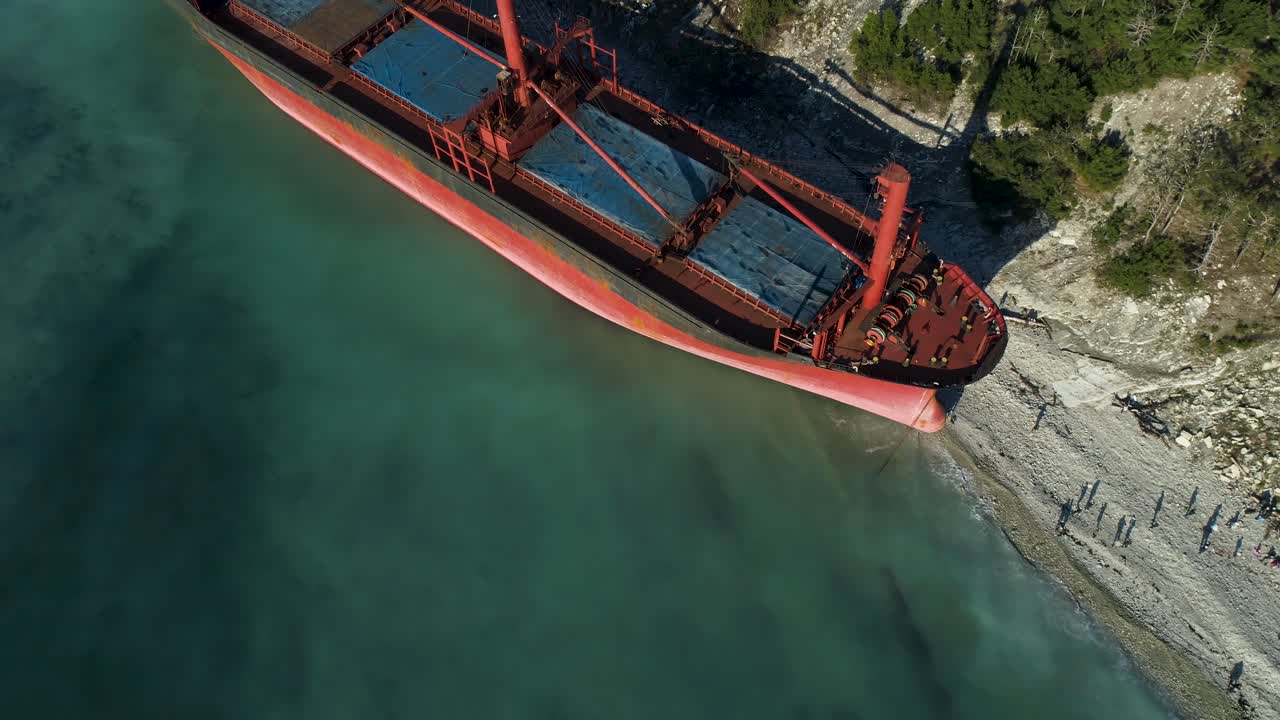 해안 해변 에 버려진 화물선