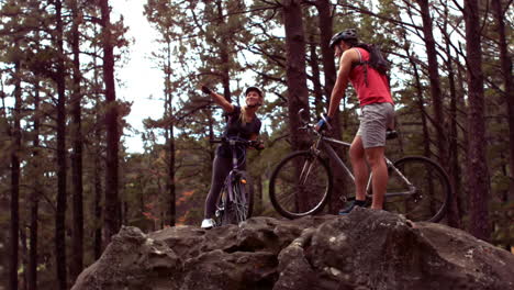 Pareja-En-Bicicleta-Por-Un-Bosque