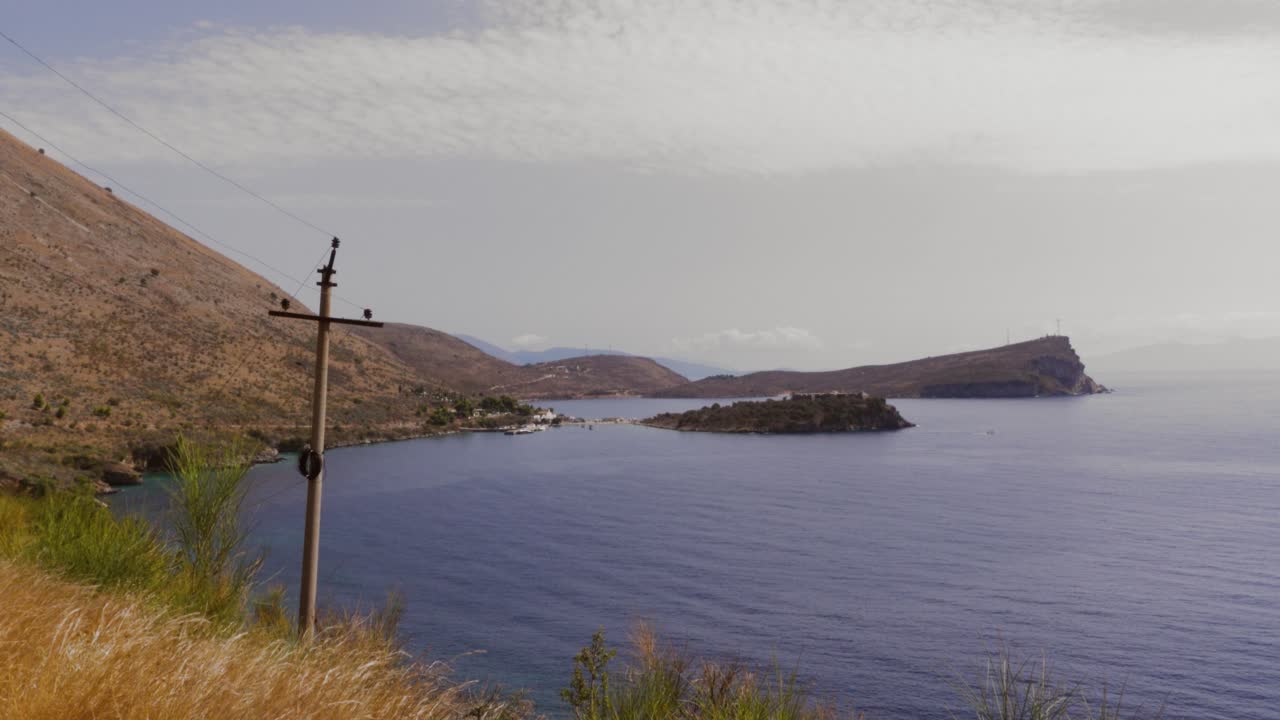 Una vista idilliaca e tranquilla sul Mar Mediterraneo in Albania