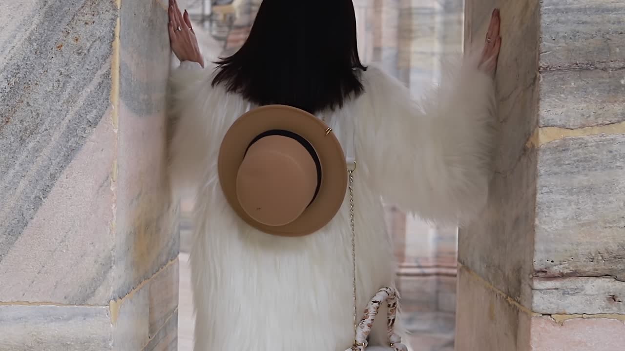 젊은 여성들이 밀라노 대성당의 지붕을 고 있습니다.